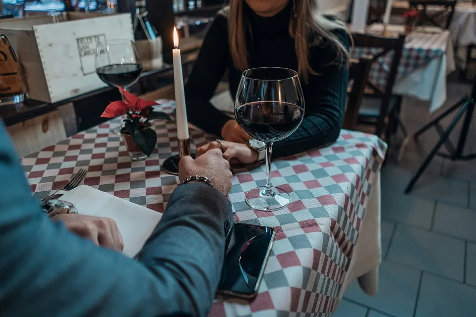 Navigating Online Dating in 2024